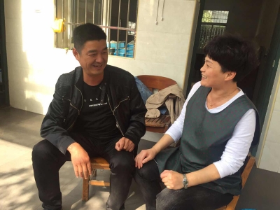 黨員走訪職工家屬，為同事解決疑難問題