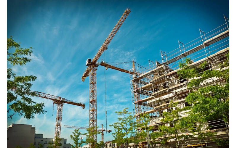 建筑施工項(xiàng)目管理項(xiàng)目是建筑施工企業(yè)最基本的業(yè)務(wù)單元，企業(yè)開(kāi)展數(shù)字化轉(zhuǎn)型要以項(xiàng)目為基石，緊緊圍繞不同項(xiàng)目類(lèi)型、階段、業(yè)務(wù)全場(chǎng)景開(kāi)展，最終實(shí)現(xiàn)企業(yè)數(shù)字化轉(zhuǎn)型升級(jí)。隨著工程建設(shè)項(xiàng)目投資規(guī)模增長(zhǎng)，建筑物形式多樣、體量大、結(jié)構(gòu)復(fù)雜，同時(shí)建筑施工周期長(zhǎng)，使用的材料品種多，耗用量大。建筑施工項(xiàng)目管理主要呈現(xiàn)以下特點(diǎn)。覆蓋面廣建筑施工項(xiàng)目管理綜合性強(qiáng)、涉及面廣，需要工程、商務(wù)、技術(shù)等部門(mén)多方協(xié)同，同時(shí)還涉及建筑、